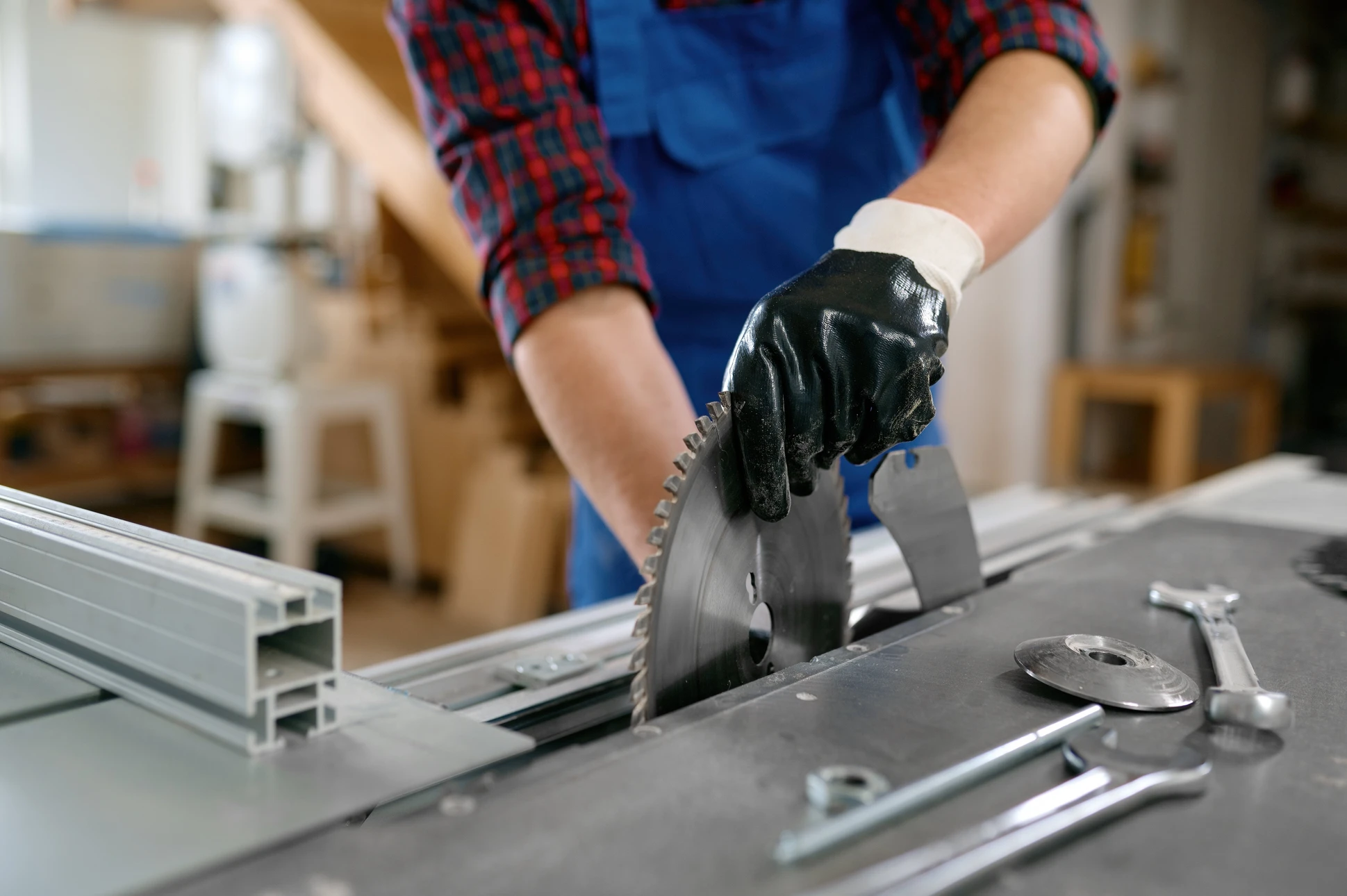 Trois professionnels collaborent devant un ordinateur portable dans un bureau moderne avec murs de briques apparentes