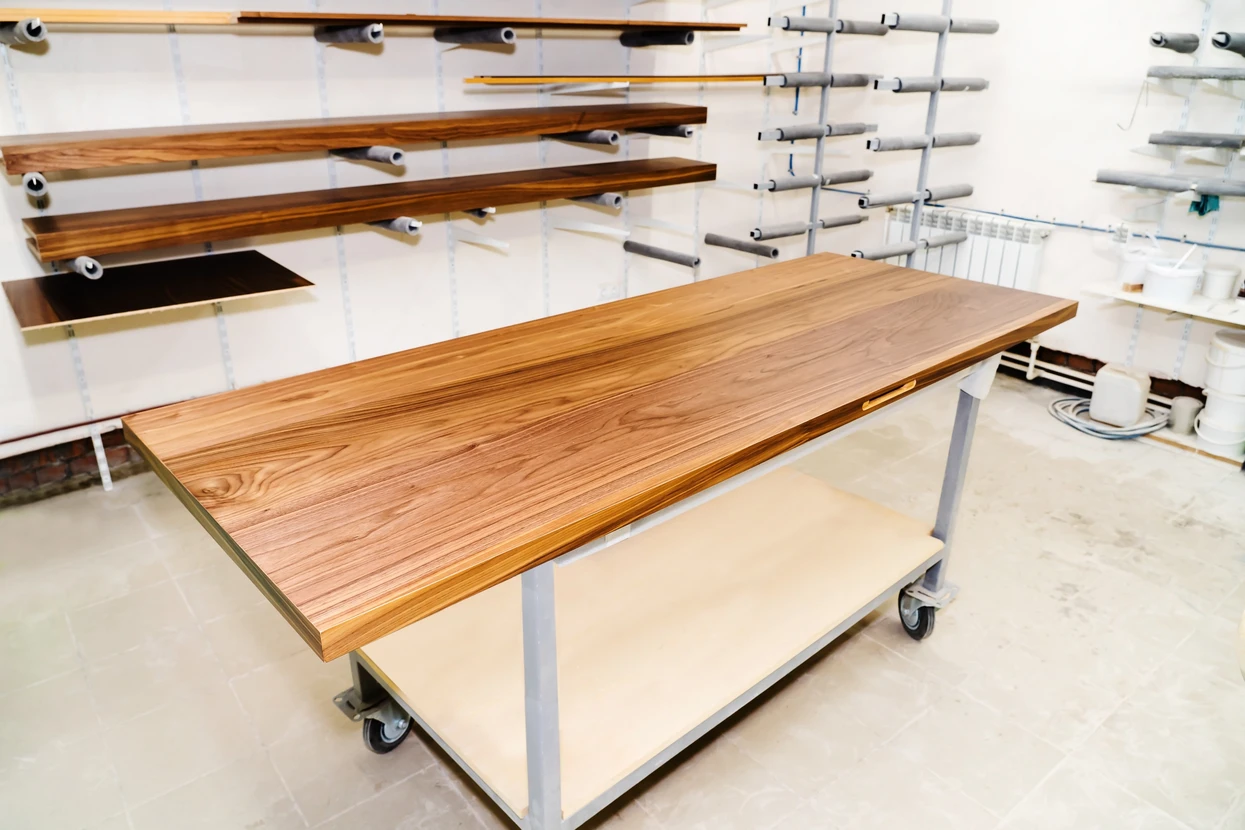 Atelier de menuiserie moderne avec plan de travail en bois massif sur châssis mobile à roulettes