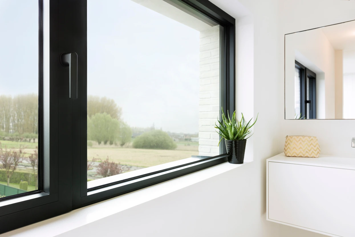 Fenêtre moderne dans une nouvelle maison