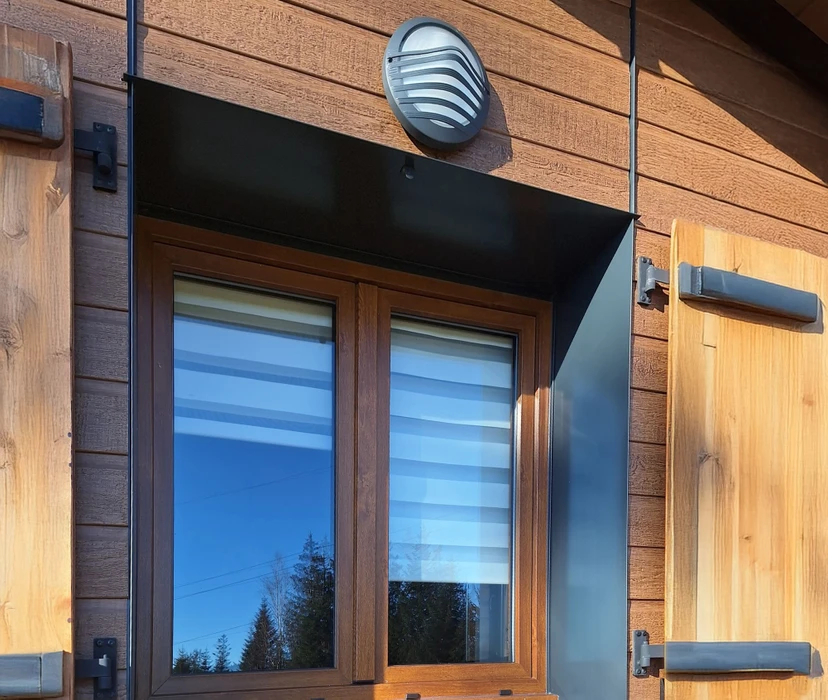 Façade extérieure d'habitation moderne avec bardage bois horizontal