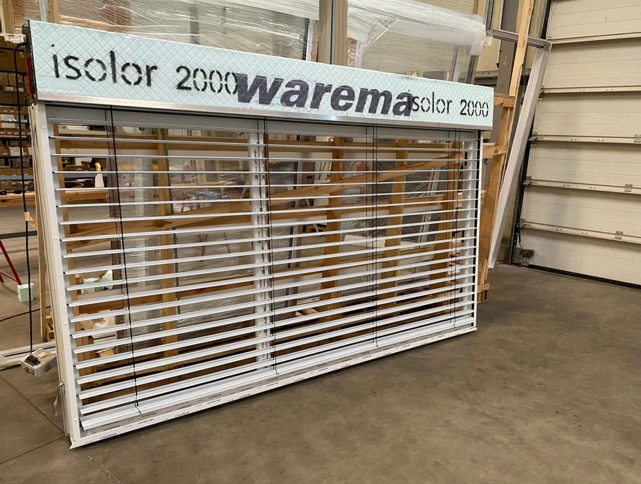 Intérieur d'entrepôt industriel avec présentoir d'échantillons de fenêtres