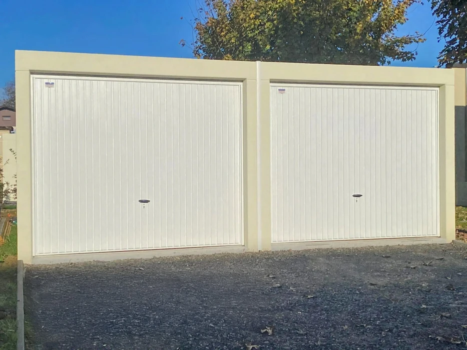 Scène extérieure montrant deux garages individuels côte à côte avec portes fermées