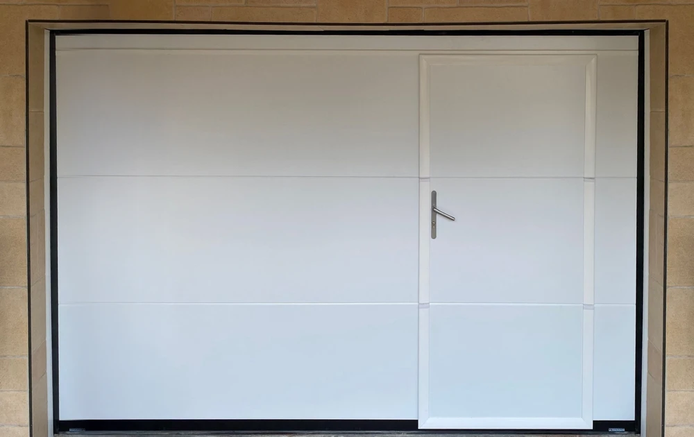 Entrée moderne d'immeuble avec double porte vitrée blanche à poignée métallique verticale