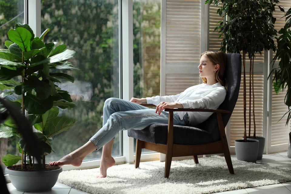 Homme d'affaires travaillant seul dans un bureau moderne la nuit, tapant sur un clavier d'ordinateur portable, une tasse de café à portée de main